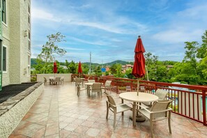 Outdoor dining - Parkway Romance #247 (Pigeon Forge)