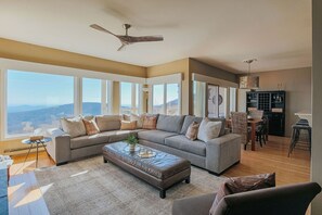 Fireplace - Firefly on The Ridge: Stunning Mountain Views (Wintergreen Resort)