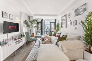 Living area - Boston Family Suite with Pool and Gym: Exquisite for Families (Boston)