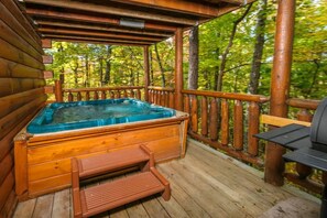 Outdoor spa tub - Oak Tree Lodge #2509 (Sevierville)