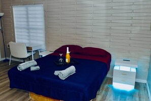 2 bedrooms, iron/ironing board, WiFi, bed sheets - The Trace. Elegant Eclectic Home W/Patio Smyrna Ga (Smyrna)