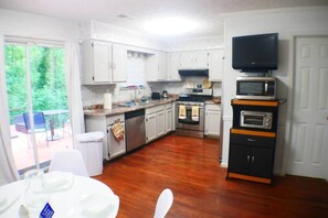 Fridge, microwave, oven, stovetop - The Trace. Elegant Eclectic Home W/Patio Smyrna Ga (Smyrna)