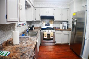 Fridge, microwave, oven, stovetop - The Trace. Elegant Eclectic Home W/Patio Smyrna Ga (Smyrna)