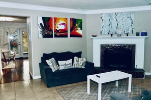 TV, fireplace - The Trace. Elegant Eclectic Home W/Patio Smyrna Ga (Smyrna)