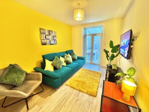 Living area - Beachside Haven in Centre with Garden and Parking - 5 Mins Walk to The Beach (Bournemouth)