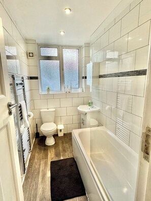 Bathroom - Beachside Haven in Centre with Garden and Parking - 5 Mins Walk to The Beach (Bournemouth)