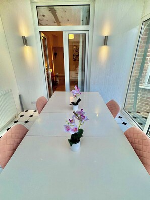 Dining - Beachside Haven in Centre with Garden and Parking - 5 Mins Walk to The Beach (Bournemouth)