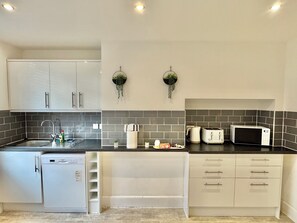 Private kitchen - Beachside Haven in Centre with Garden and Parking - 5 Mins Walk to The Beach (Bournemouth)