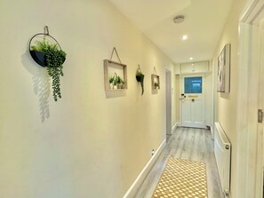 Interior - Beachside Haven in Centre with Garden and Parking - 5 Mins Walk to The Beach (Bournemouth)