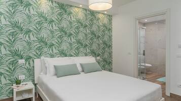 Deluxe Room | In-room safe, desk, laptop workspace, blackout curtains