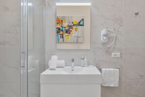 Deluxe Room | Bathroom | Shower, free toiletries, hair dryer, towels