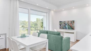 Comfort-Apartment, Balkon | Wohnbereich