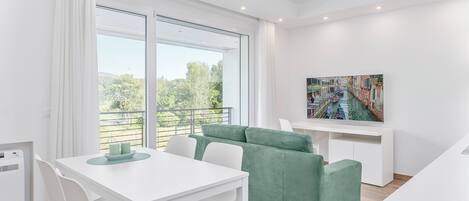 Comfort Apartment, Balcony | Living area