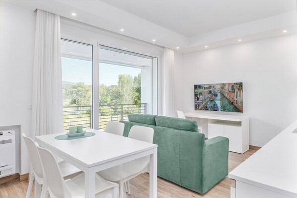 Comfort-Apartment, Balkon | Wohnbereich