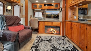 Ferienhaus, 1 Queen-Bett und Schlafsofa (Glamping On Locust Ridge #1407) | Innenbereich