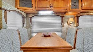 Ferienhaus, 1 Queen-Bett und Schlafsofa (Glamping On Locust Ridge #1407) | Speisen