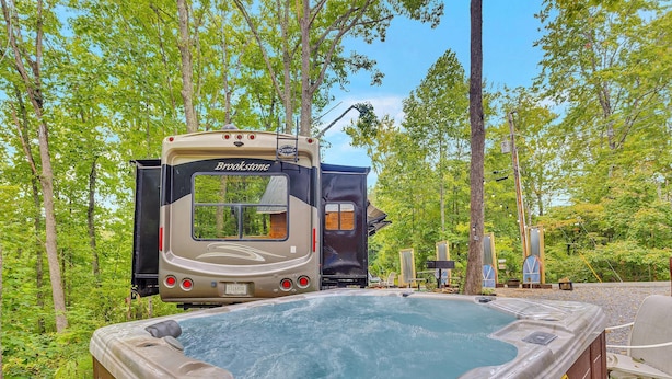 Ferienhaus, 1 Queen-Bett und Schlafsofa (Glamping On Locust Ridge #1407) | Außen-Whirlpool