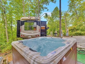 Outdoor spa tub - Glamping On Locust Ridge #1407 (Sevierville)
