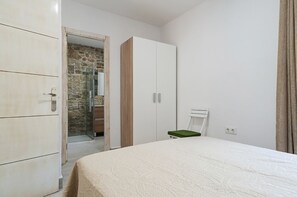 Cortinas blackout, tabla de planchar con plancha y wifi gratis 