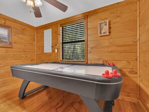 Ferienhütte, Mehrere Betten (Mountain Laurel #315) | Spielezimmer
