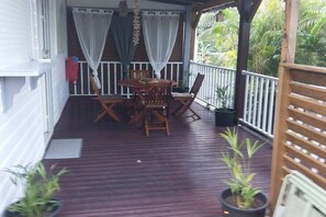 Outdoor dining - Les Hauts de Bornave - Villa TI KAZ LA -2 à 4 pers (Deshaies)