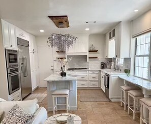 Microwave, oven, stovetop, dishwasher - Great Location! 3/2 Private, Tropical pool home (Sarasota)