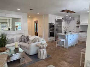 TV - Great Location! 3/2 Private, Tropical pool home (Sarasota)