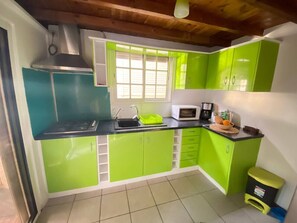 Fridge, oven, stovetop, coffee/tea maker