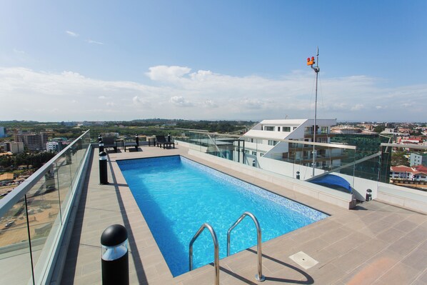 Outdoor pool - Spacious One Bedroom Apartment @ Signature (Accra)