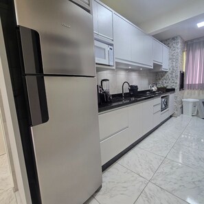 Fridge, microwave, oven, stovetop - ER21C - Bombinhas Center Residential (Bombinhas)