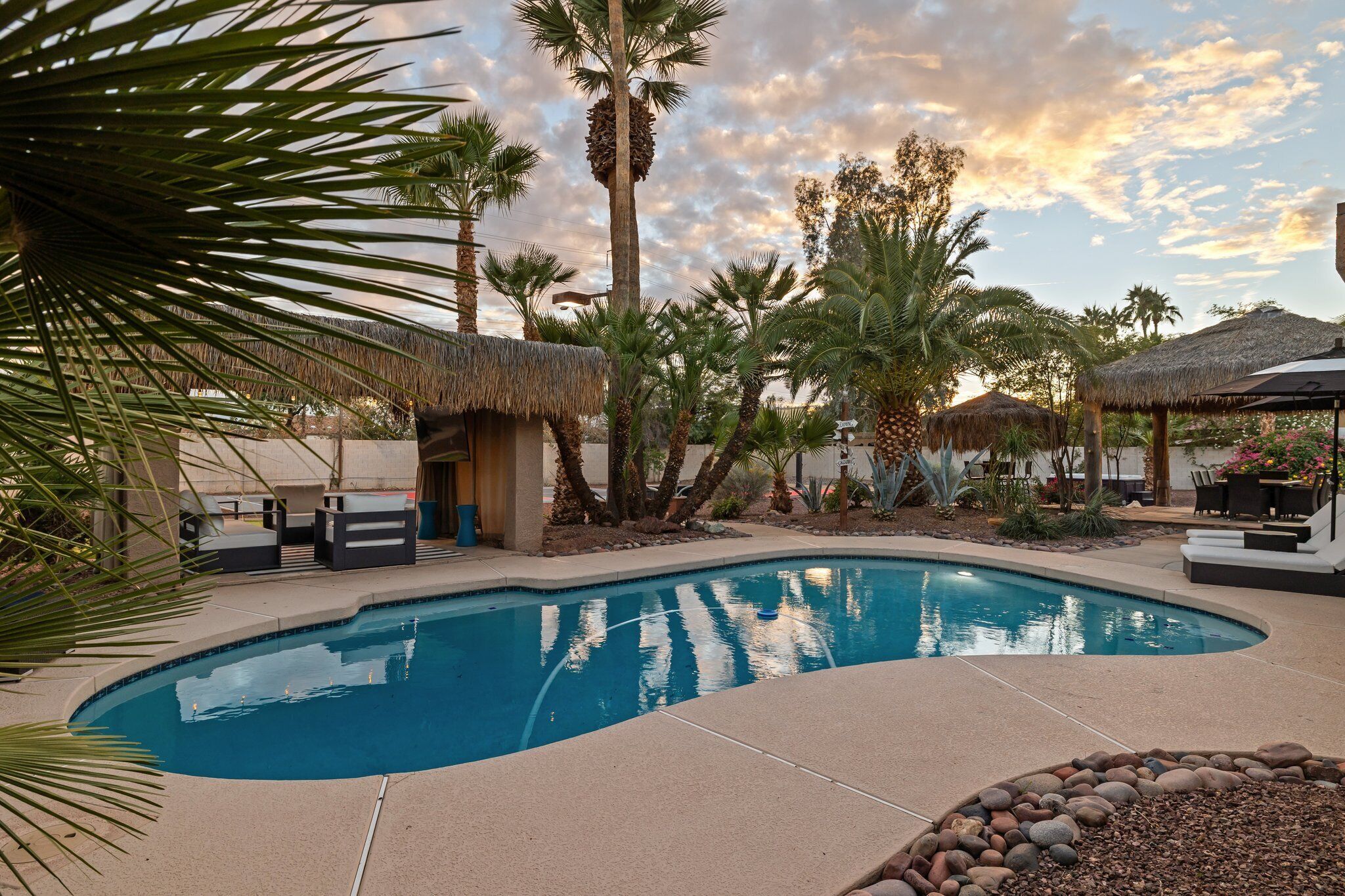 Utendørsbasseng og et oppvarmet basseng