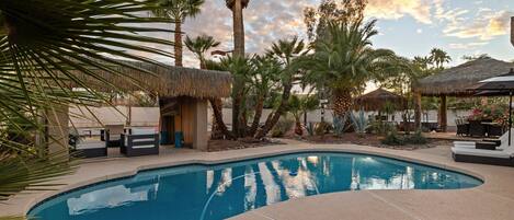 Utendørsbasseng og et oppvarmet basseng