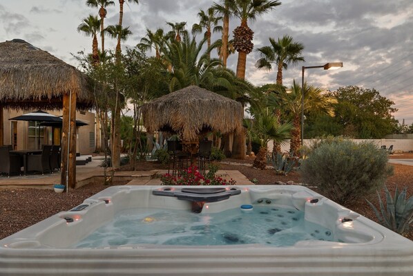 Outdoor spa tub - Scottsdale Luxury Villa w/ Pool, Hot Tub, Pickleball, Mini-Golf, Basketball (Scottsdale)