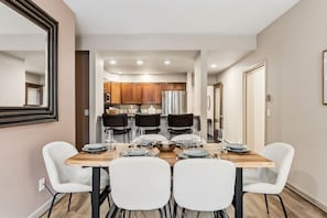 Dining - Eagle River Retreat I Hot tub & Pool (Avon)