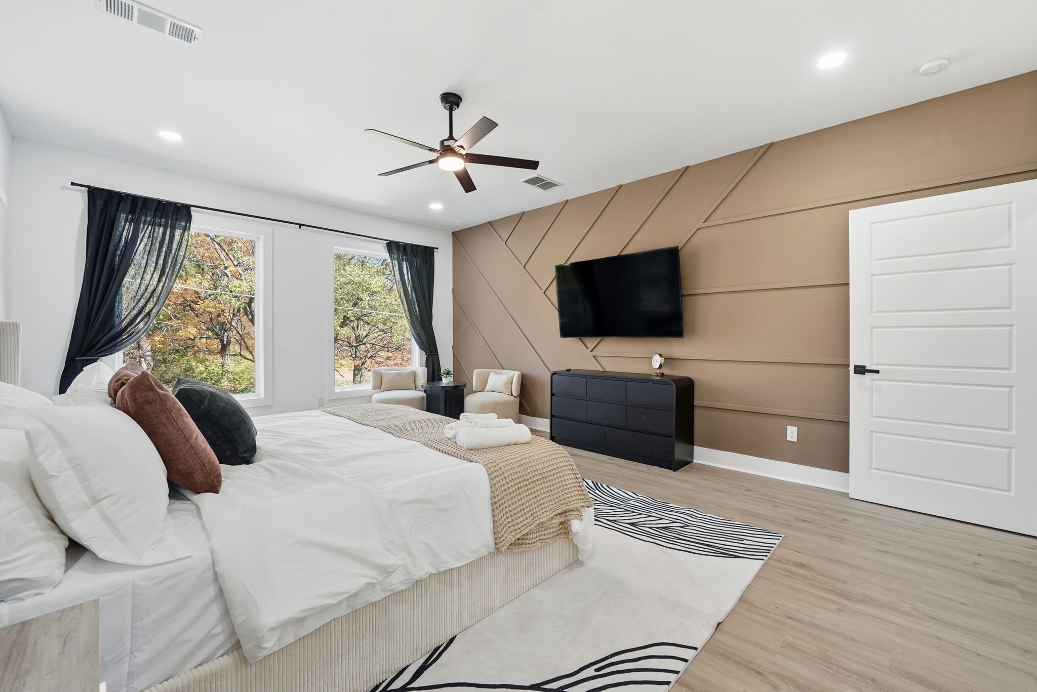 Iron/ironing board, Internet, bed sheets