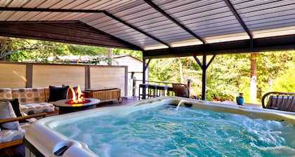 Buttercup Bay @ Water's Edge: Lake View, Hot Tub, Fire Pit, Kayaks, etc.