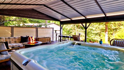 Buttercup Bay @ Water's Edge: Lake View, Hot Tub, Fire Pit, Kayaks, etc.