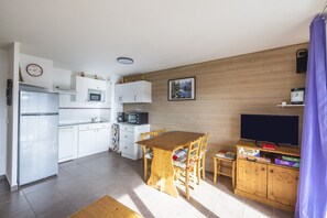 Geladeira, micro-ondas, fogão, lava-louças