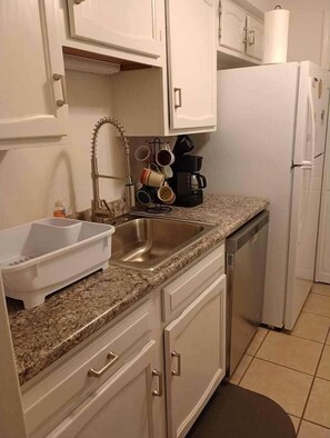 Fridge, microwave, oven, stovetop - Quiet West Mobile Condo Near USA/Pilot (Mobile)