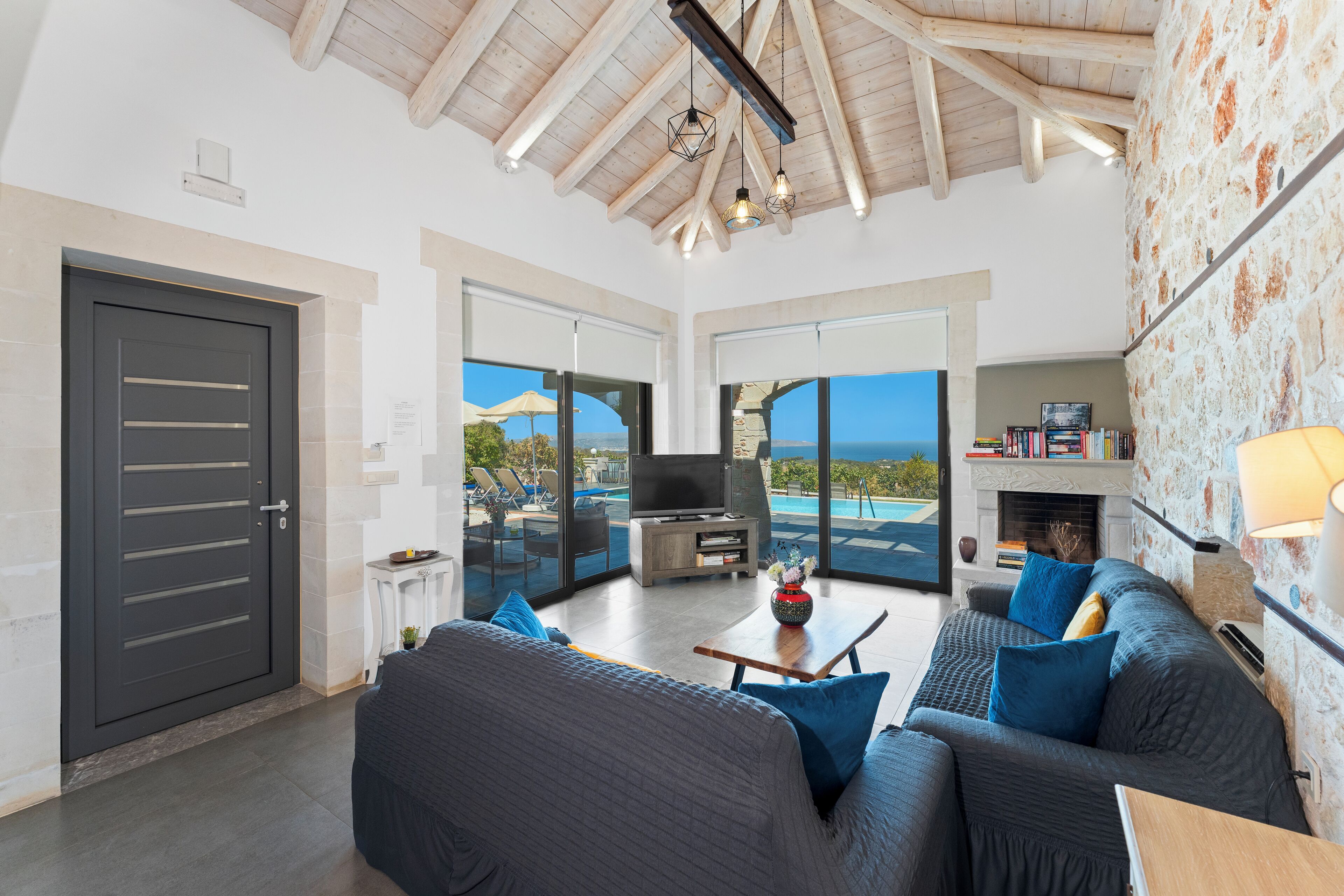 Televisión, chimenea y libros 