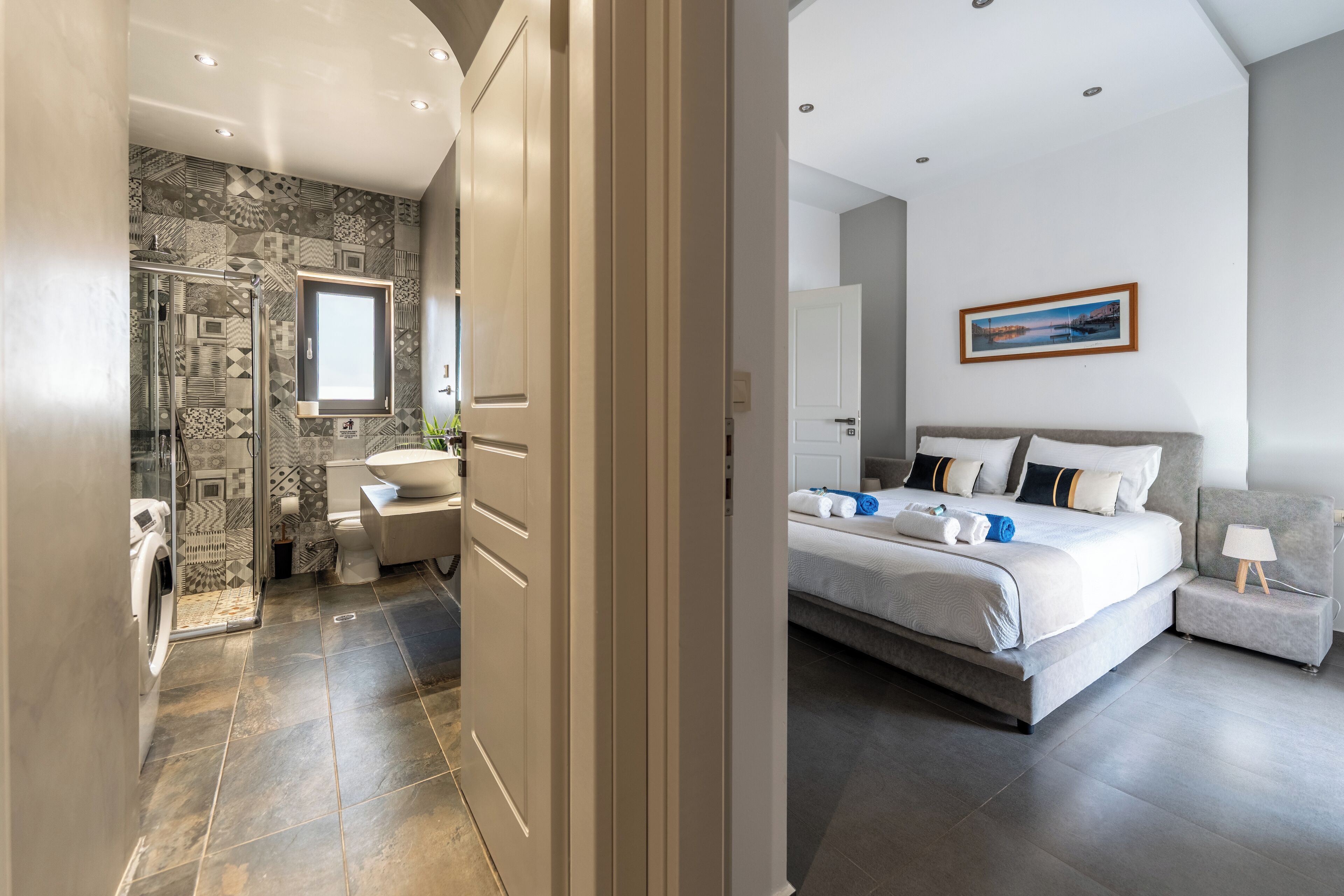 Escritorio, tabla de planchar con plancha, wifi gratis y ropa de cama 