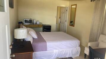 Tabla de planchar con plancha, wifi y ropa de cama