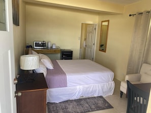 Tabla de planchar con plancha, wifi y ropa de cama