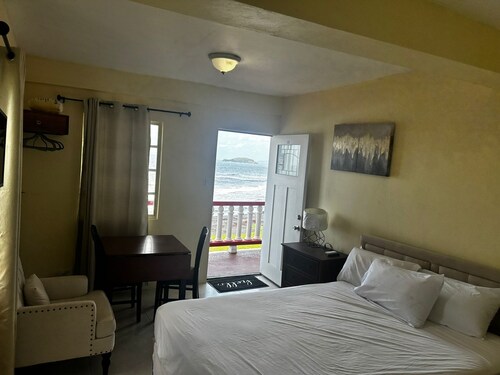 Lovely 8-bedroom hotel with AC in vibrant Kingstown