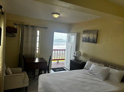 Lovely 8-bedroom hotel with AC in vibrant Kingstown