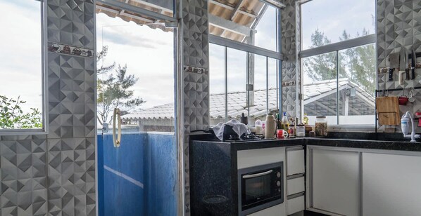 Fridge, oven, stovetop, toaster - Casa Frente ao Mar em Arraial do Cabo com Piscina (Arraial do Cabo)