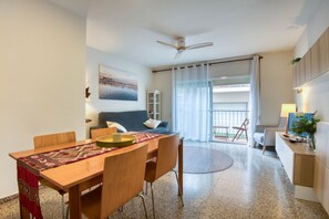 TV - VICENÇ: Charming apartment near the beach in Sant Feliu de Guíxols (Sant Feliu de Guixols)