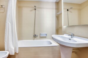 Bidet, towels - VICENÇ: Charming apartment near the beach in Sant Feliu de Guíxols (Sant Feliu de Guixols)