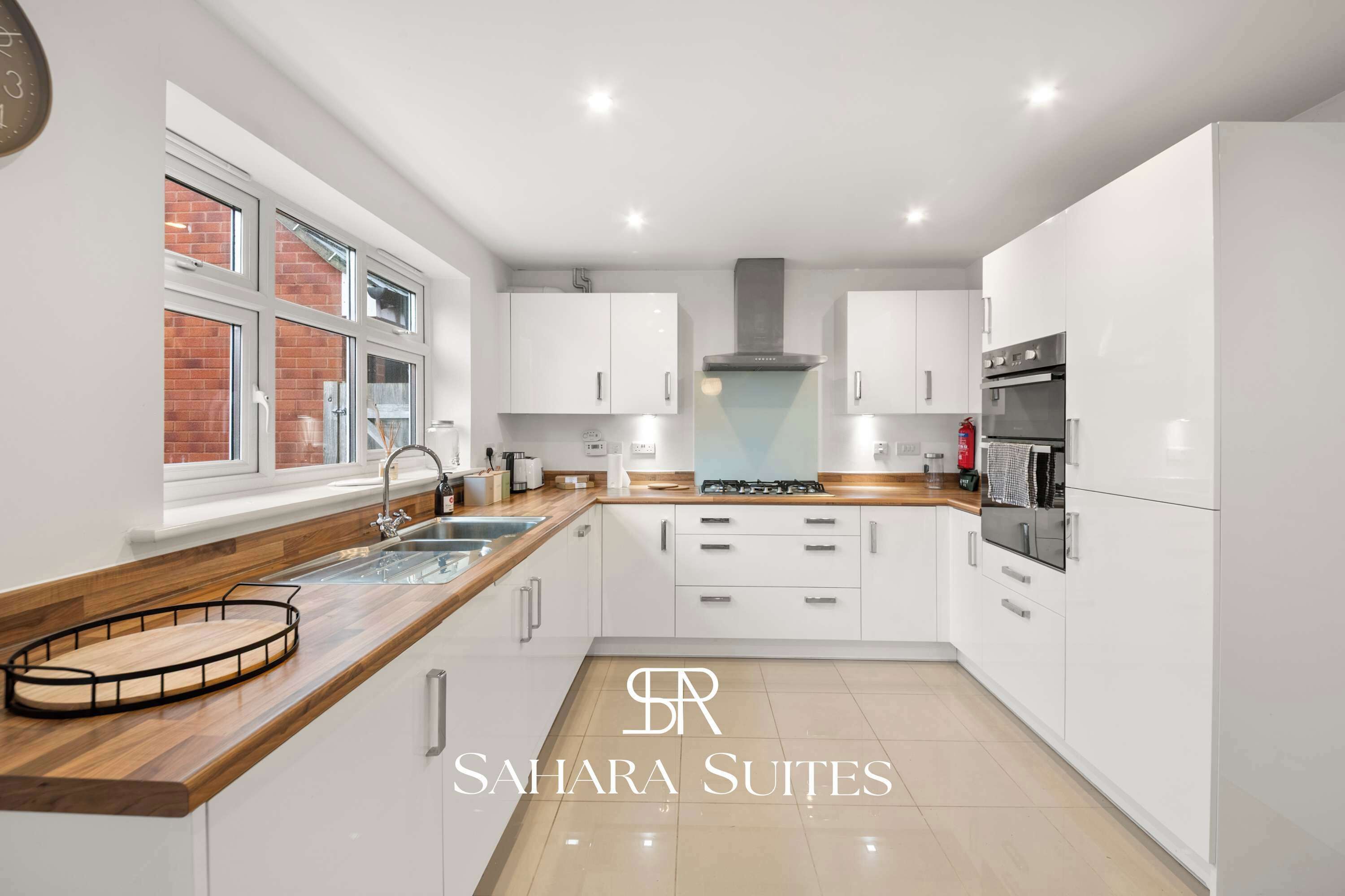 Refrigerador, microondas, placa de cocina, tostadora