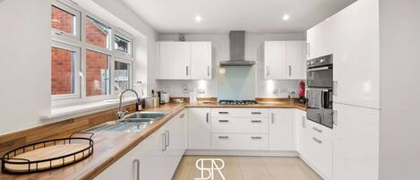 Refrigerador, microondas, placa de cocina, tostadora